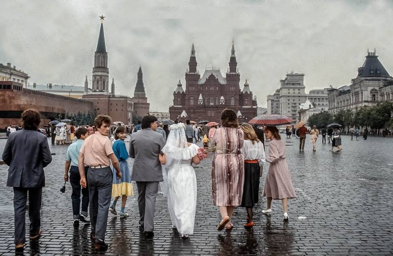1986, Moskau, Hochzeitsgesellschaft auf dem Roten Platz.