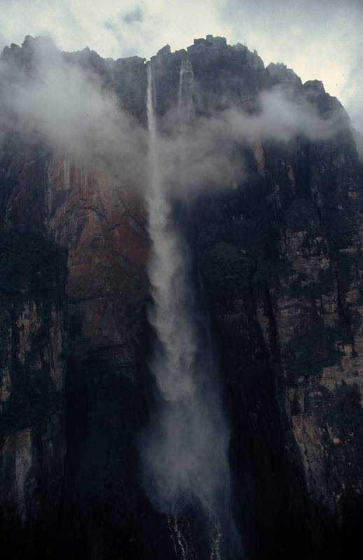 Salto Ángel, dem mit 979 m höchsten Wasserfall der Welt.