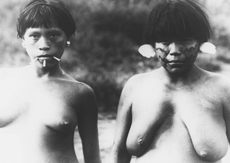 In der Yanomami-Tradition werden im Kindesalter Lippen und Nasenscheidewand durchstochen um Pfeilstäbe oder Lippenpflöcke eingesetzt.
