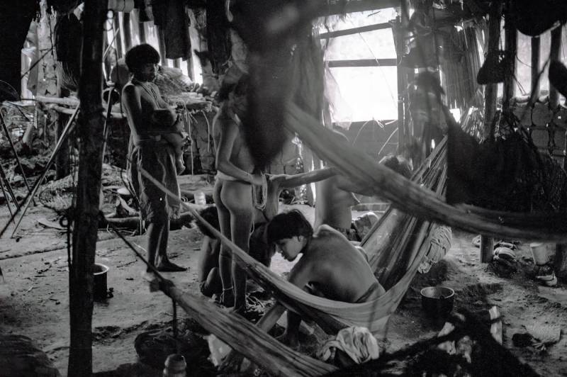 Jede Yanomami-Familie hat ihre eigene Teil im «Shabono» mit Feuerstelle.