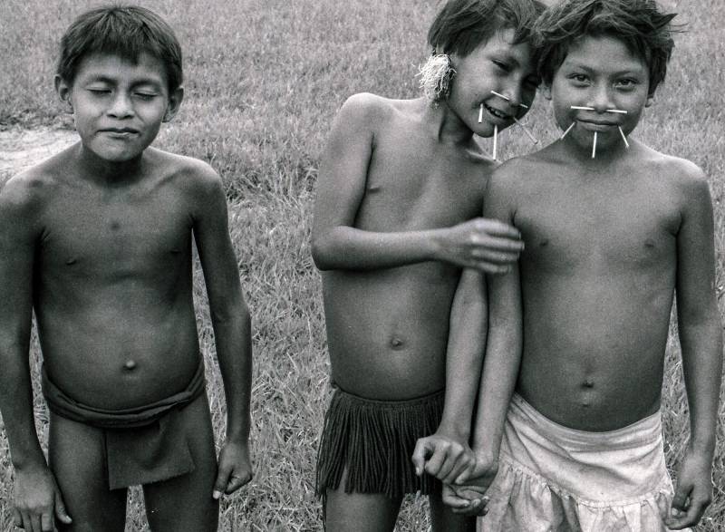 Die Yanomami-Kinder werden schon früh zu einer gewissen Härte im Ertragen von physischen Schmerzen erzogen.