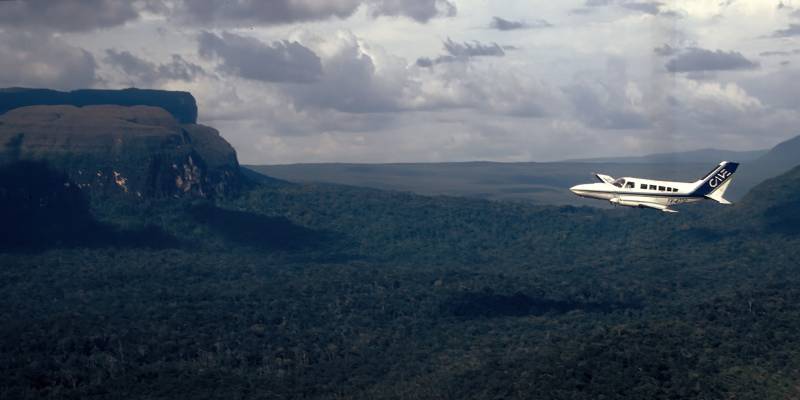 Flug über dem Canaima-Nationalpark.