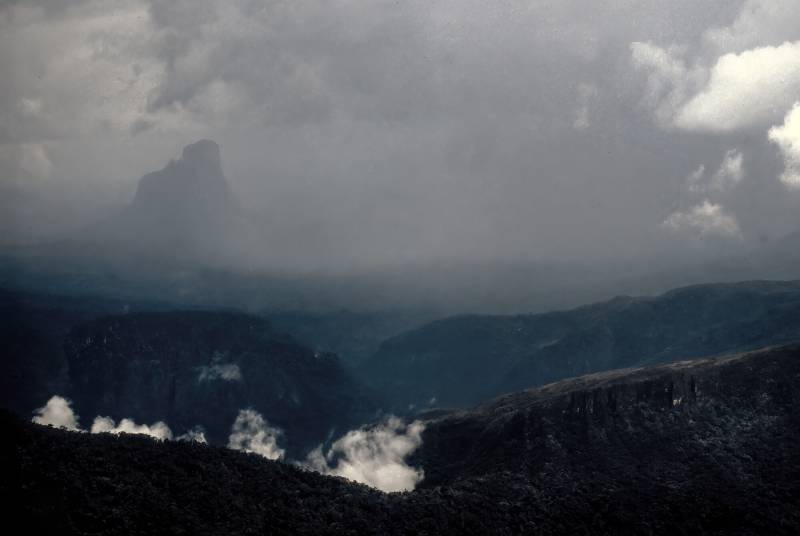 Cerro Autana im Regen.