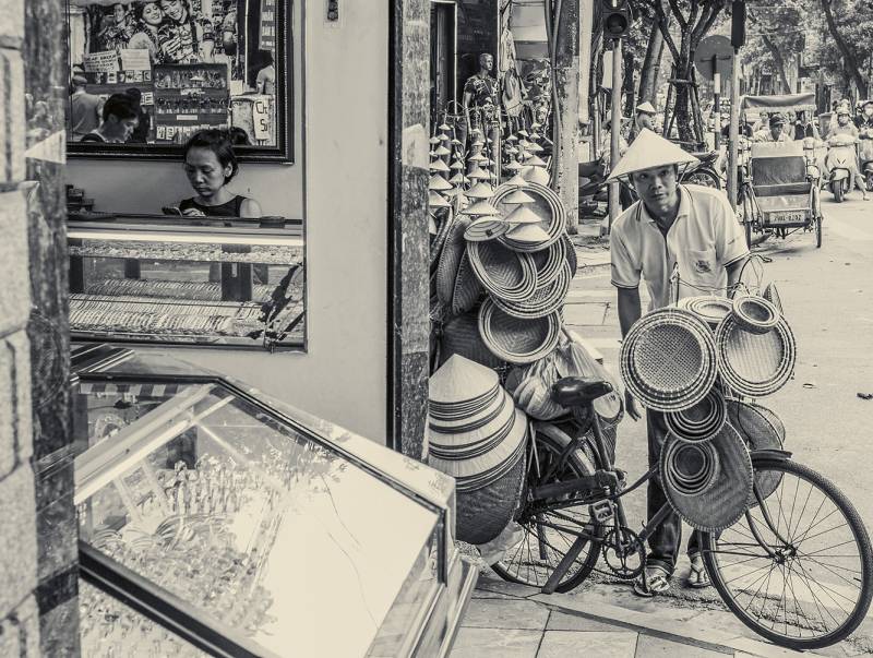 2017, Ho-Chi-Minh-Stadt, Schmuckstand und Strassenverkäufer.