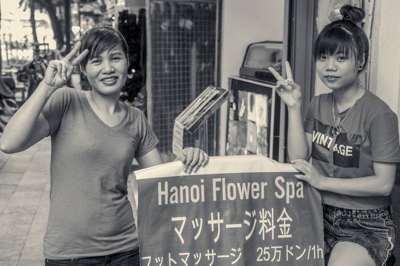 2017, Hanoi, zwei junge Vietnamesinnen werden für ihren Wellness-Shop.