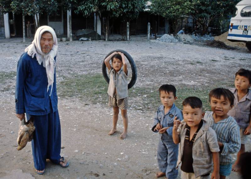 1984, Zentralvietnam, Greis mit Kindern.
