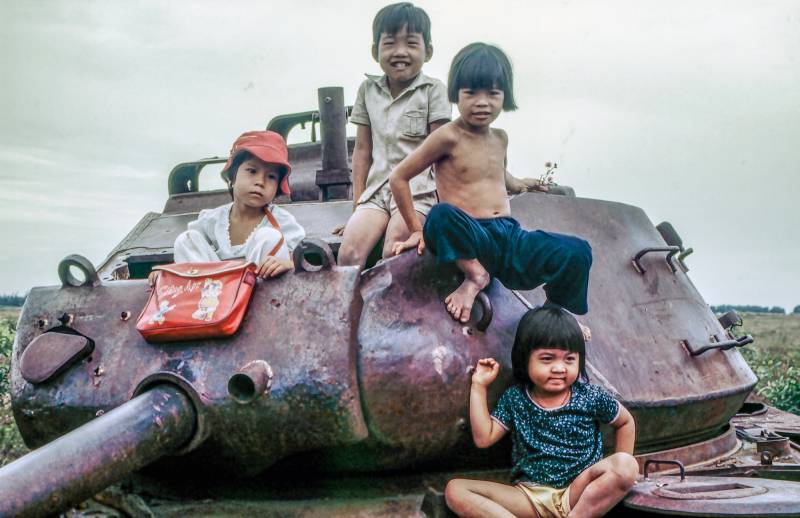 1984, Củ Chi, Kinder spielen auf einem zerstörten US-Panzer.