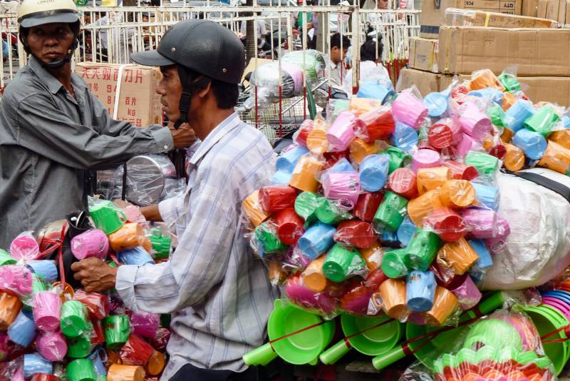 2018, HoChiMinh, Marktverkäufer bunter Teebecher.