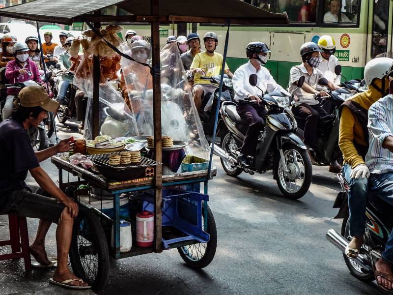 2010, HoChiMinh, Garküche und motorisierter Verkehr.