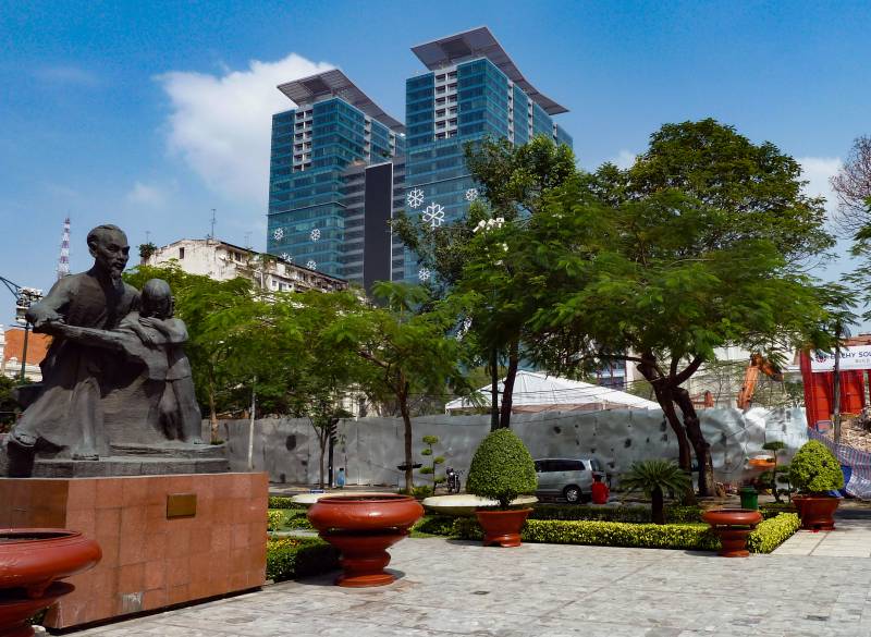 2010, HoChiMinh, HoCiMinh-Statue vor moderner Neustadt.