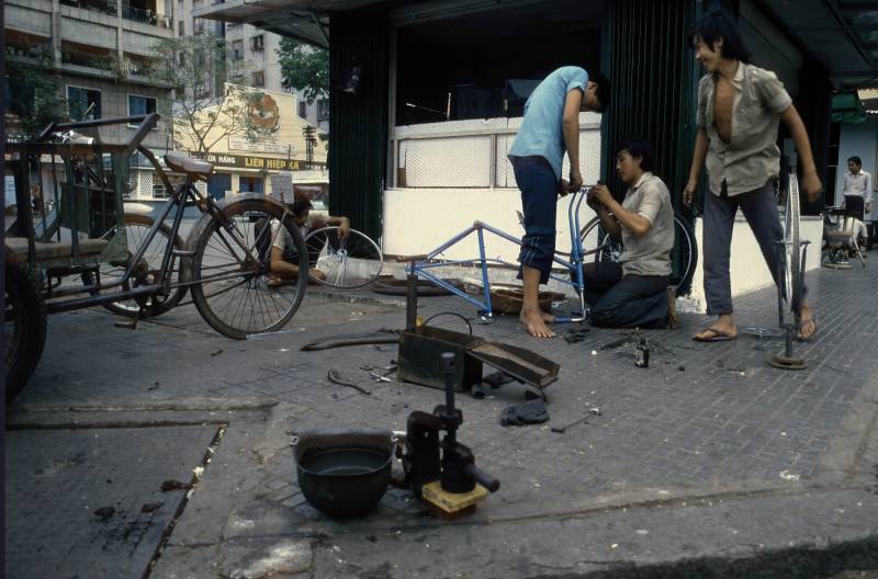 1984, US-GI-Helme als Wasserbehälter zum flicken von Veloreifen.