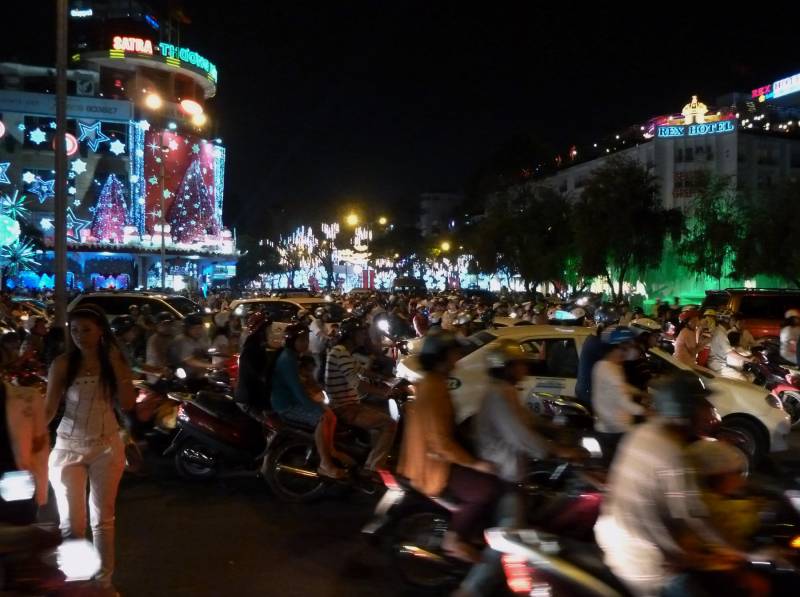 2010, HoChiMinh, Verkehr vor dem Hotel Rex.