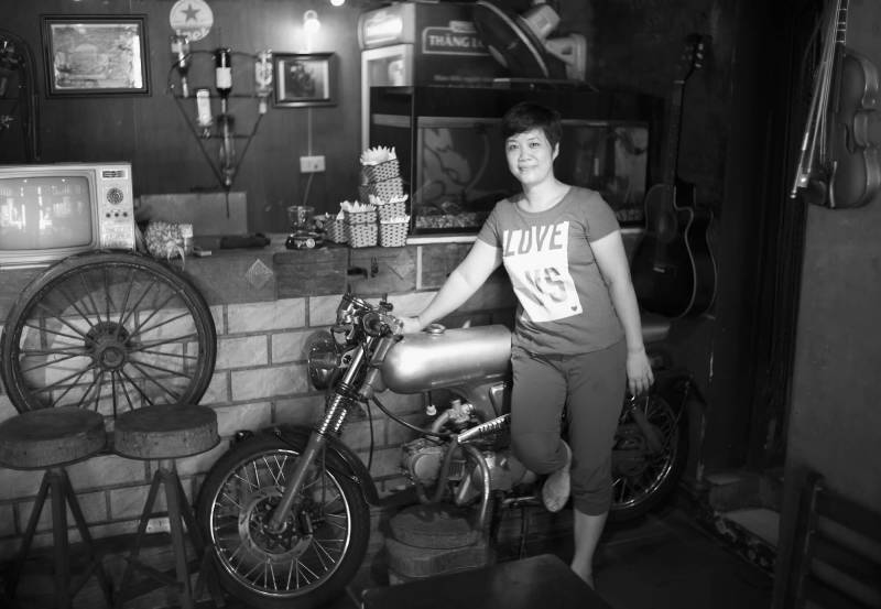 2018, Hanoi, Motorrad-Oldtimer in einer Bar.