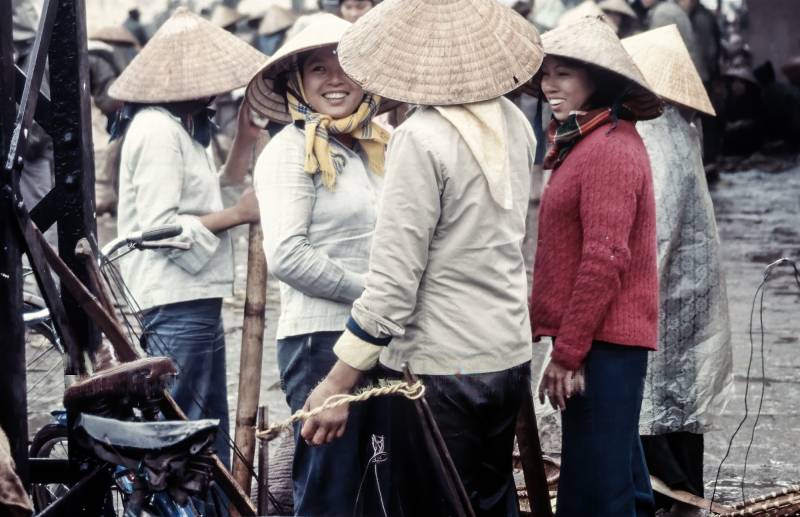1984, Ho-Chi-Minh-Stadt, freundliche vietnamesische Marktfrauen.