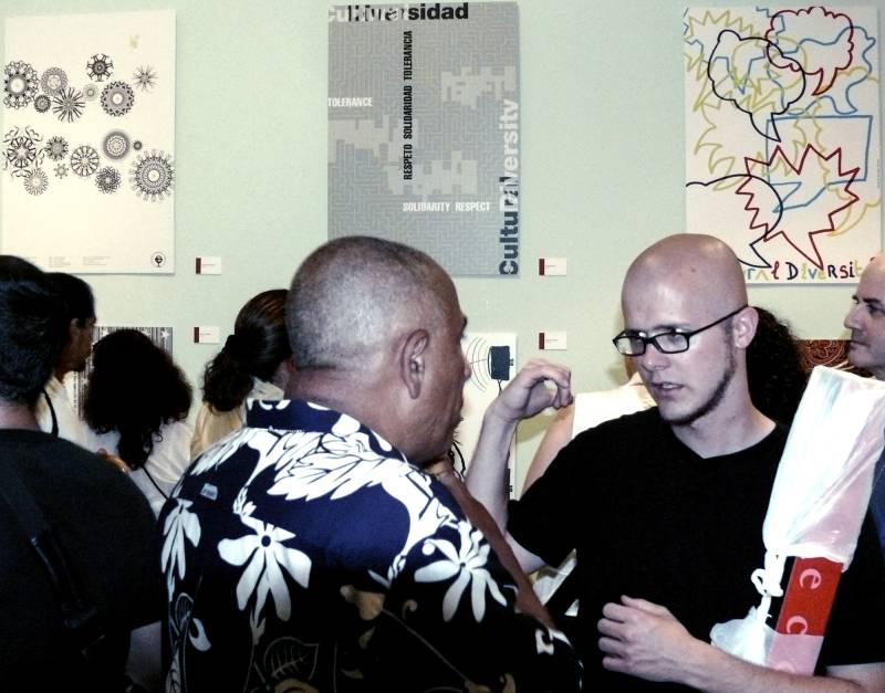 2007, Havanna, Plakatausstellung, Cultural Diversity – Diversidad Cultural, Stefan Huber mit dem Designer Suitberto Goire. Hintergrund das Plakat für die Ausstellung (Mitte).